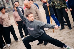 Master Yan Zijie adjusts posture of Ray's Dashi 大势