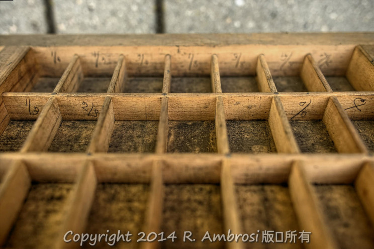 Letterpress type drawer type case triple cap case